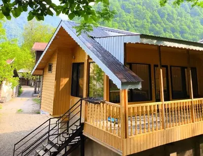 کلبه یک خوابه جنگلی سقف شیشه ای عطرین