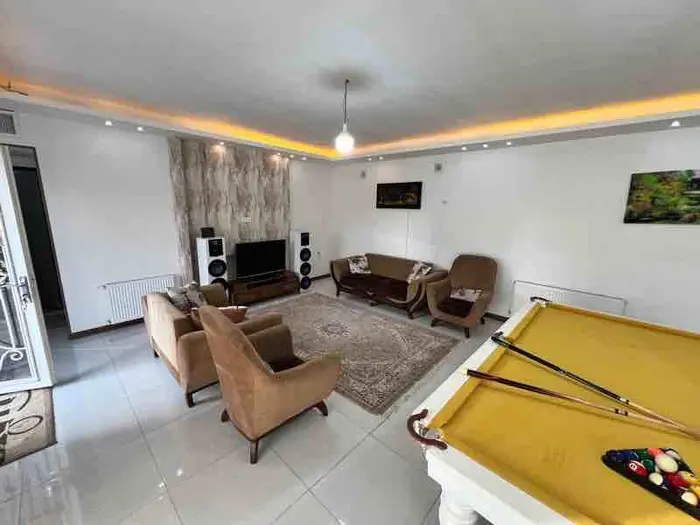 ویلا دوخوابه استخردار آبگرم سامیار 2 - سالن  اصلی همراه با تلویزیون و سیستم صوتی