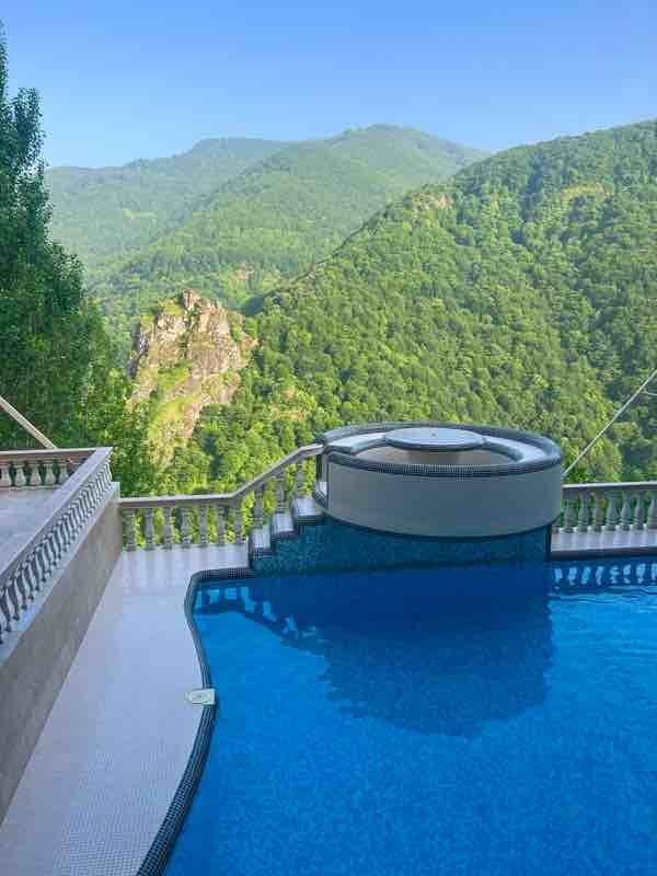 ویلا شش خوابه لوکس استخر آبگرمدار جنگلی - انتخاب عنوان تصویر