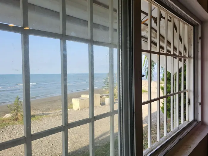 ویلا دوخوابه ساحلی خانه قشنگ - نمای دریا از داخل سالن پذیرایی 