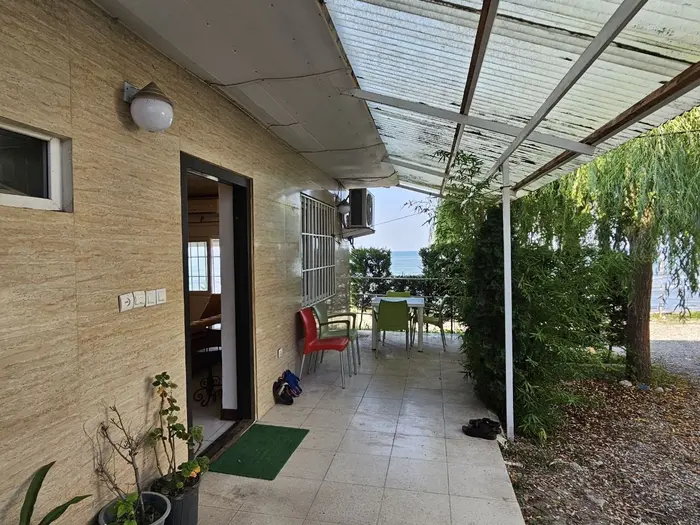 ویلا دوخوابه ساحلی خانه قشنگ - بالکن چسبیده به دریا 