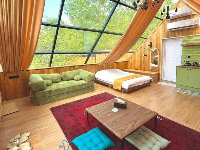 کلبه فلت شیشه ای یارا - فضای جذاب نشیمن و خواب