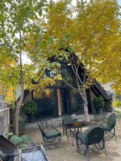 کلبه دوخوابه سوئیسی کنار رود