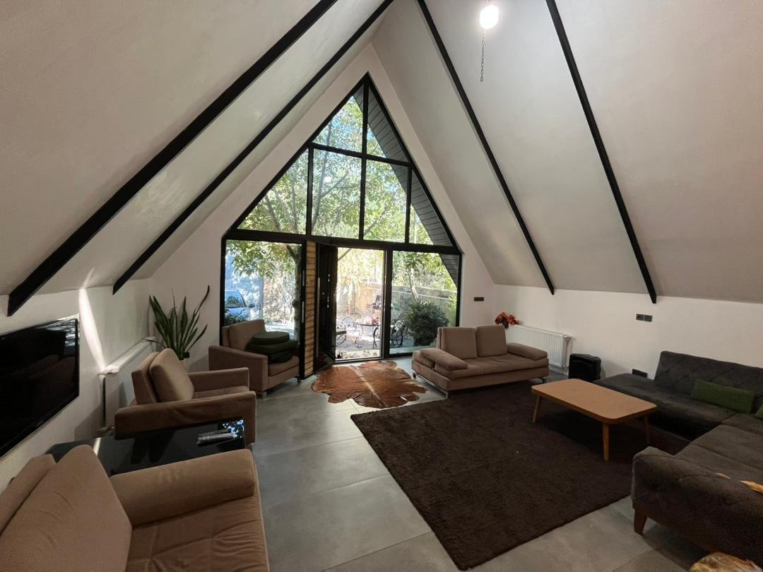 کلبه دوخوابه سوئیسی کنار رود