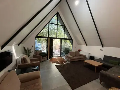 کلبه دوخوابه سوئیسی کنار رود