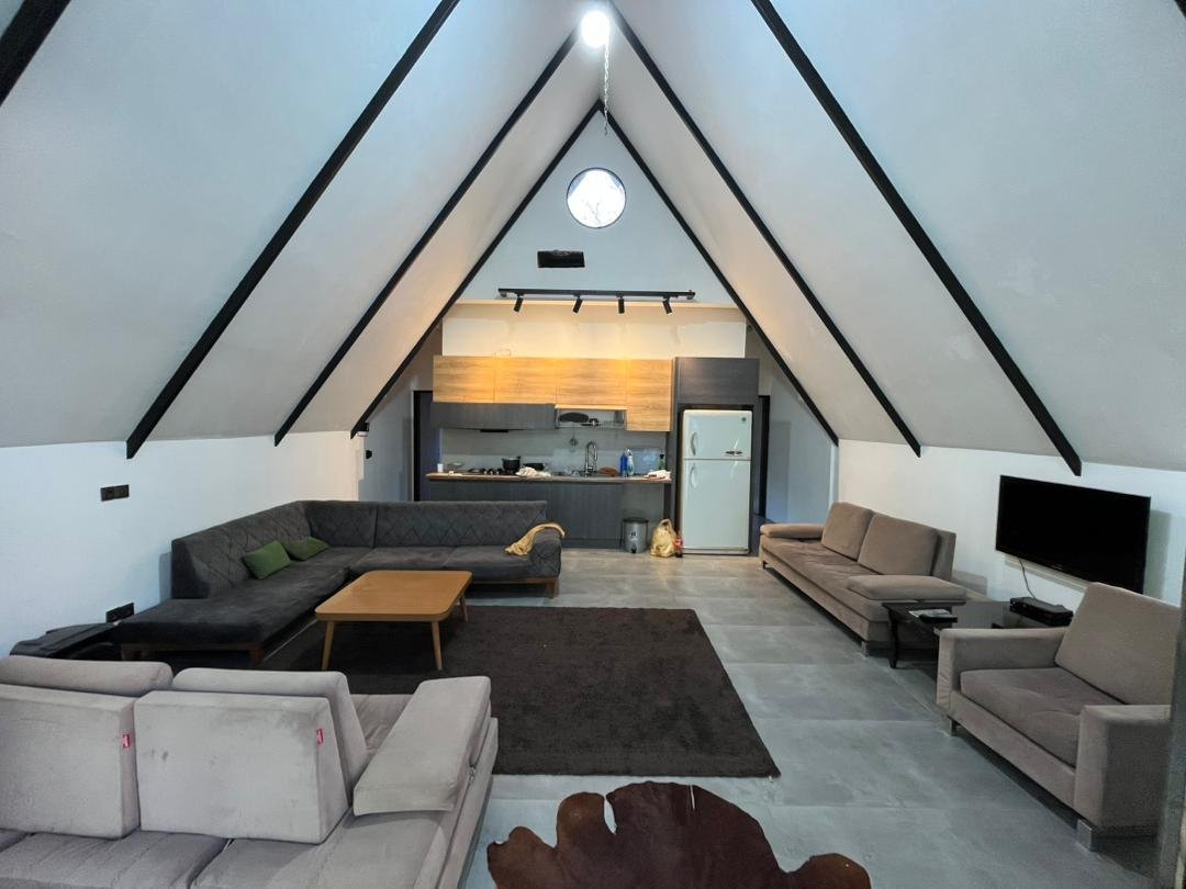 کلبه دوخوابه سوئیسی کنار رود