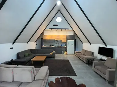 کلبه دوخوابه سوئیسی کنار رود