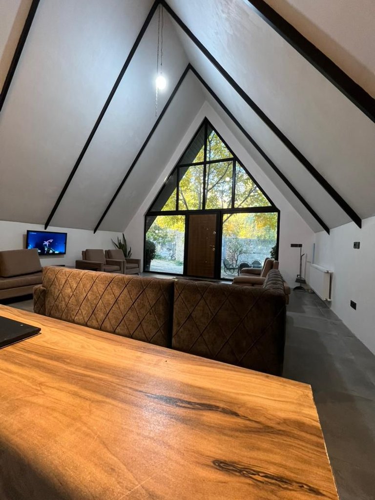 کلبه دوخوابه سوئیسی کنار رود