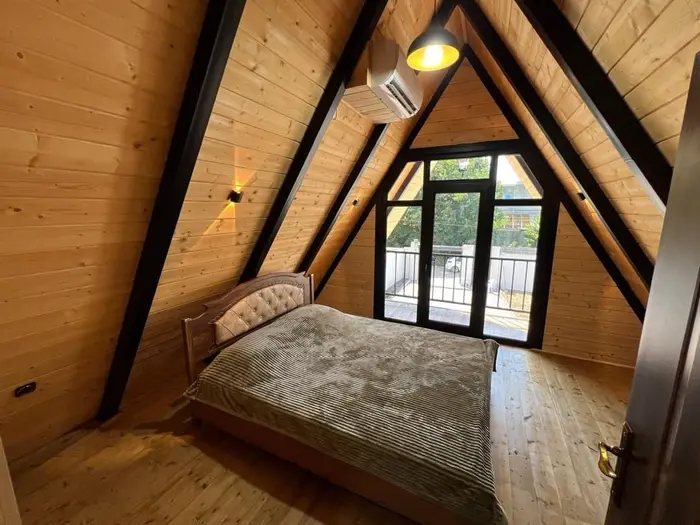 کلبه دوخوابه سوئیسی استخردار آبگرم مهر - اتاق خواب وتراس 