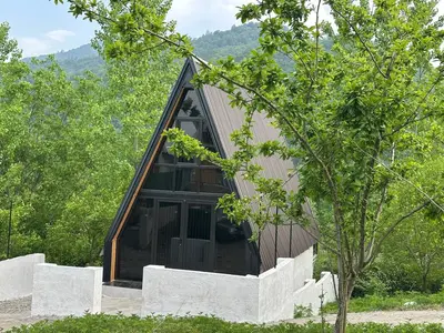 کلبه دوخوابه سوئیسی هانا