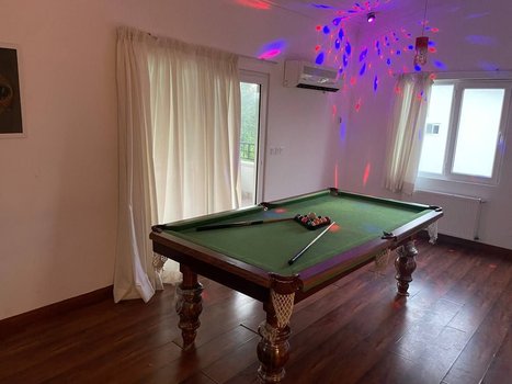 ویلا چهارخوابه ساشا - میز بیلیارد حرفه ای در طبقه بالا به همراه رقص نور