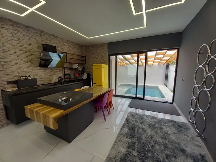 ویلا دوخوابه استخردار آبگرم باراد هوم - آشپزخانه و استخر