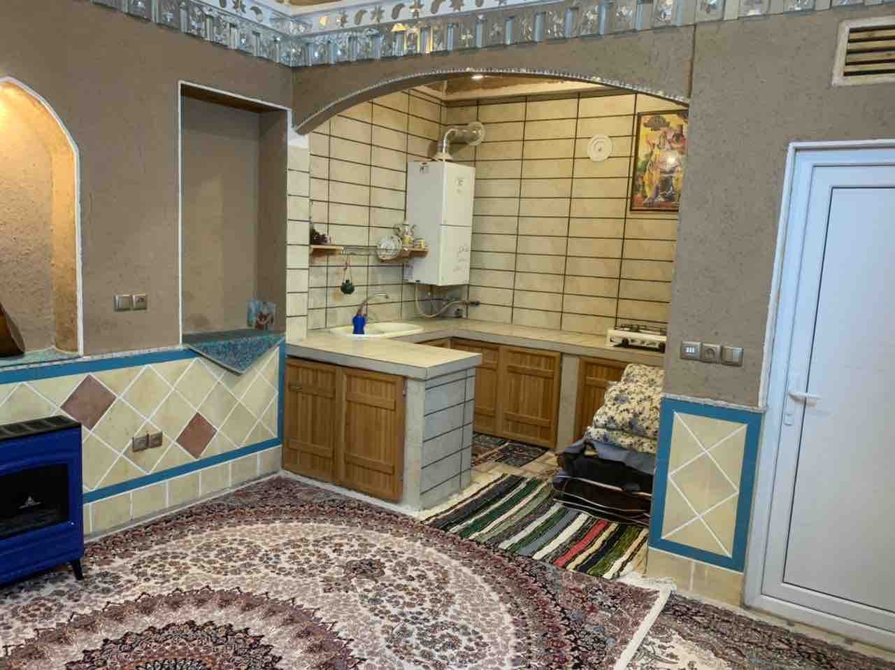 عمارت کهن - واحد تک درخت