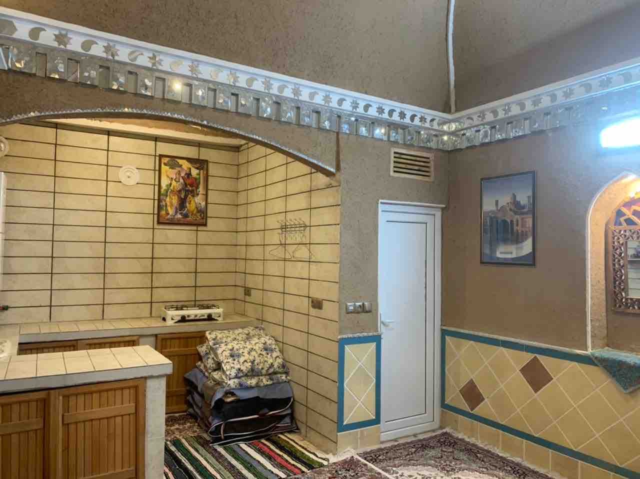 عمارت کهن - واحد تک درخت