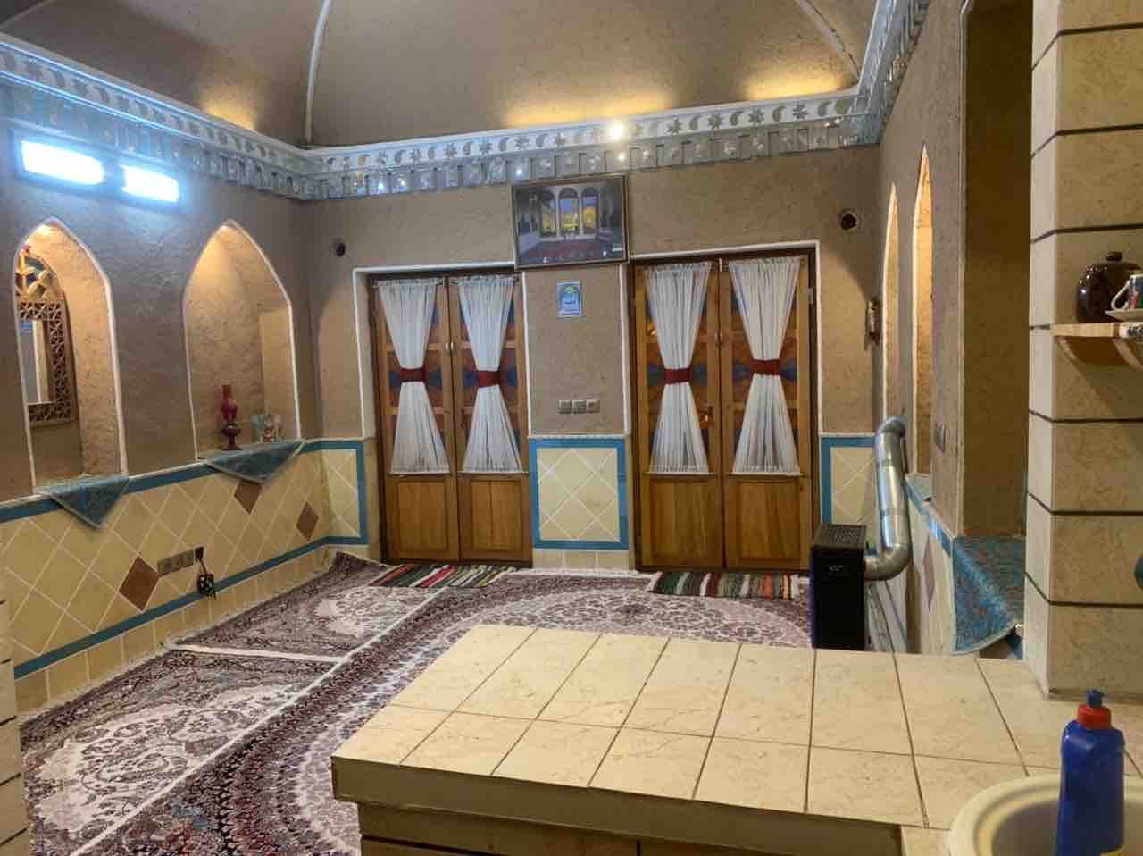 عمارت کهن - واحد تک درخت