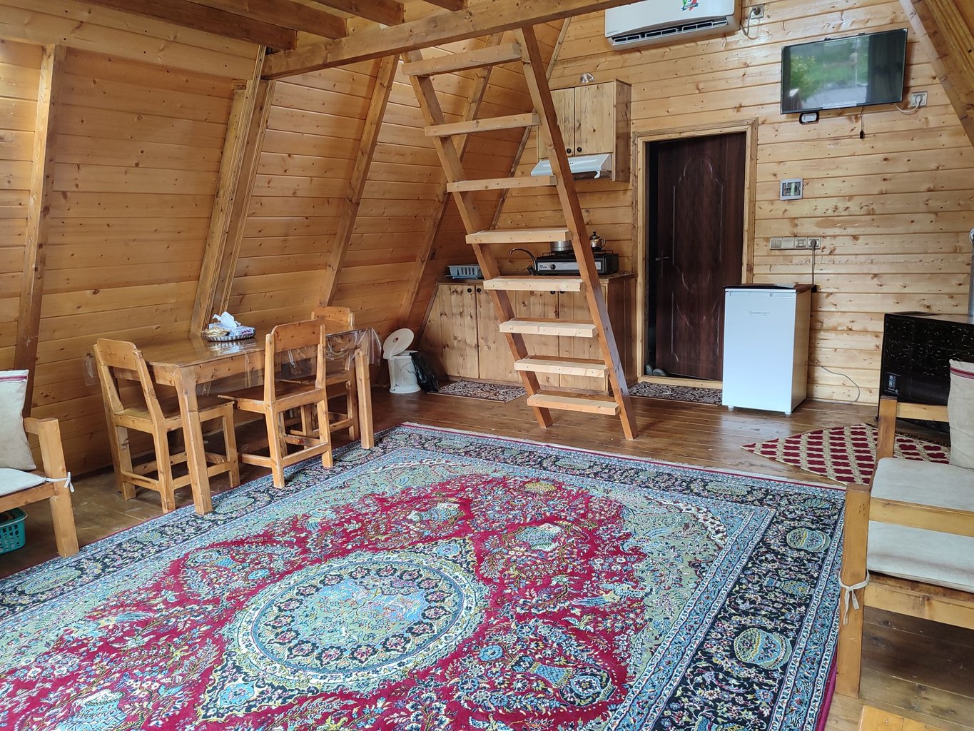 کلبه یک خوابه جنگلی سوئیسی دامون 1