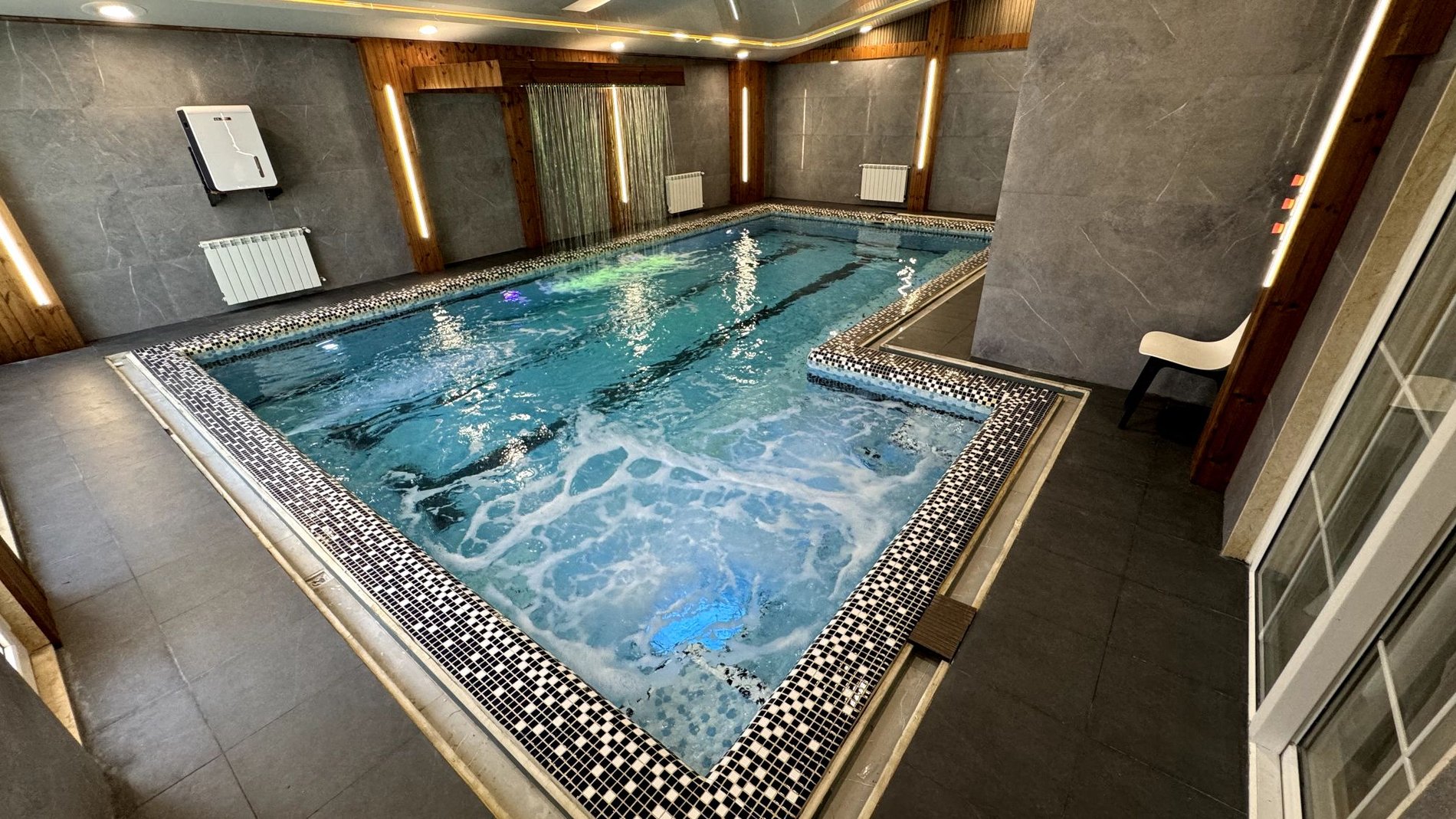 ویلا دوخوابه استخردار آبگرم قوی سپید 1