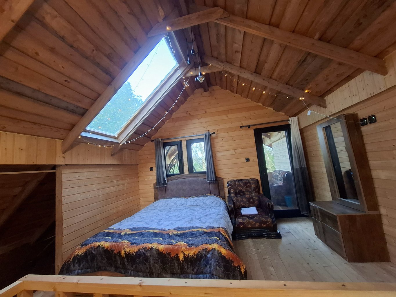 یک خوابه چوبی عباسی