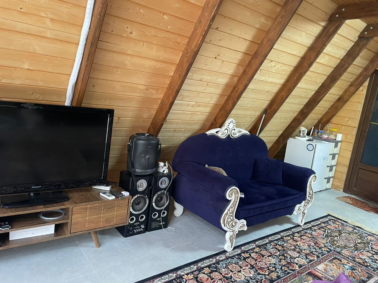 کلبه یک خوابه بلور خانم - یخچال ، اسپیکر ، تلوزیون و مبلمان راحتی