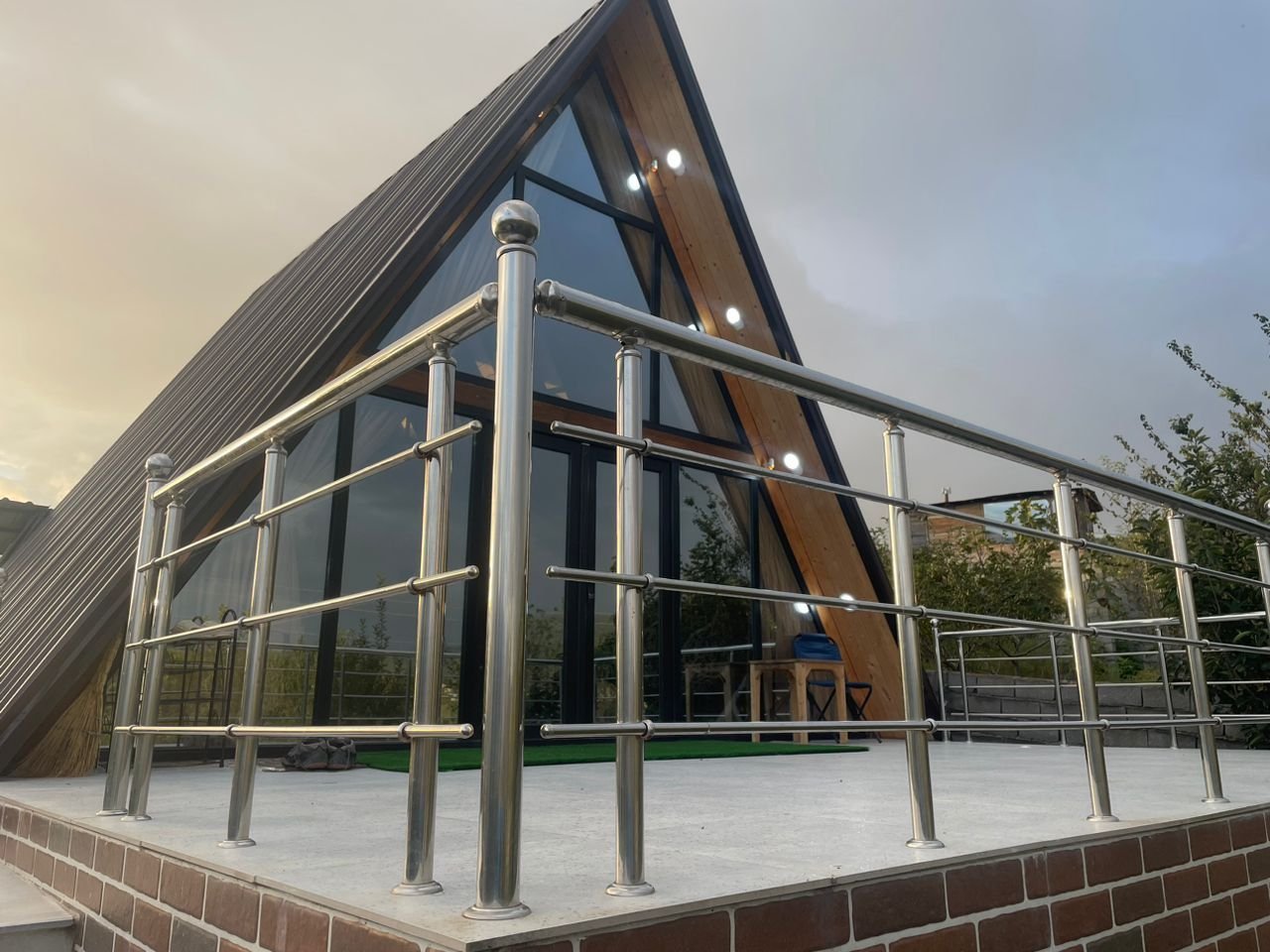 کلبه یک خوابه بلور خانم - نرده محافظ تراس