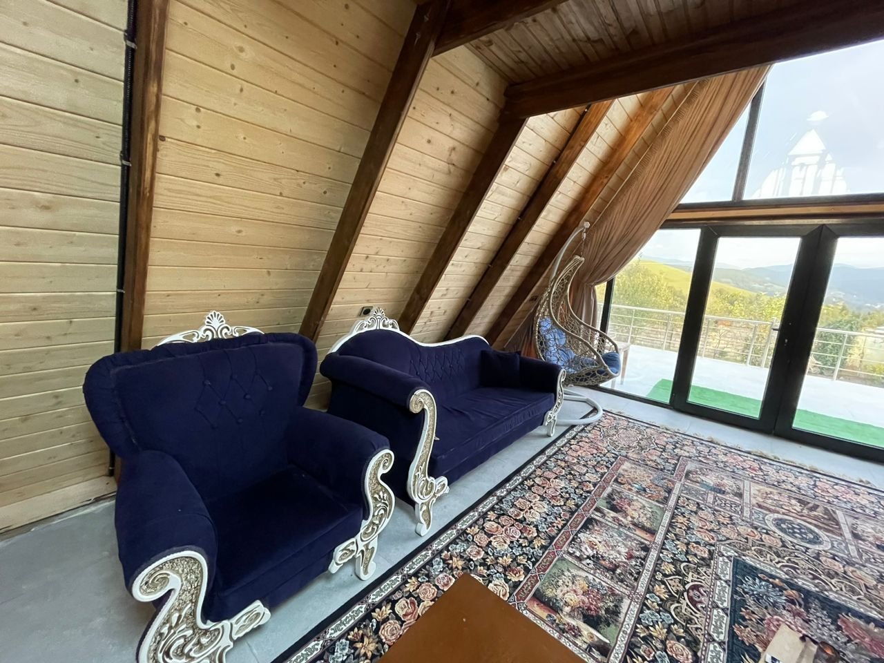 کلبه یک خوابه بلور خانم - مبلمان و تاب آرامشی