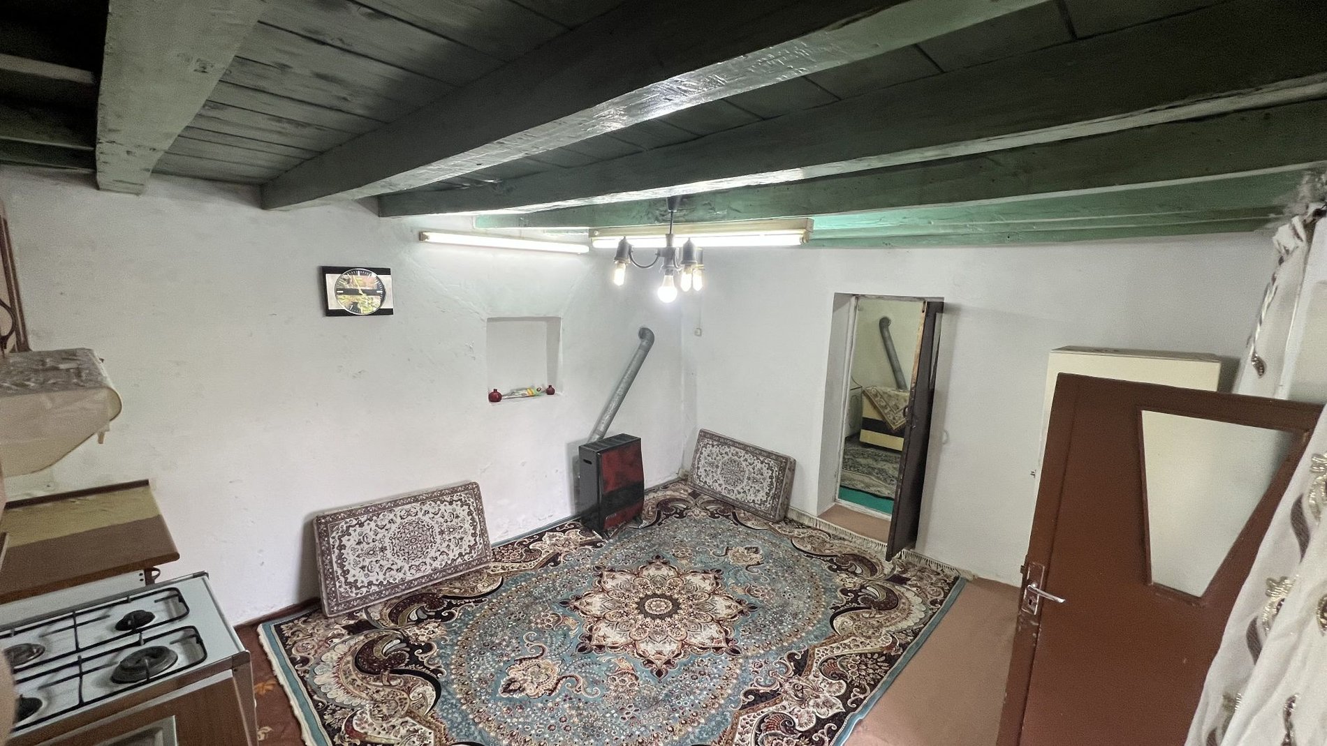بوم گردی دوخوابه کارن 4 - سالن اول آشپزخانه