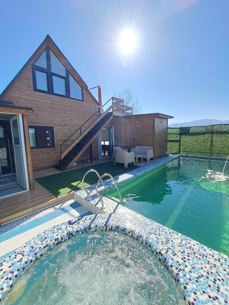 ویلا دوخوابه دوبلکس چوبی استخردار آبگرم قانعی