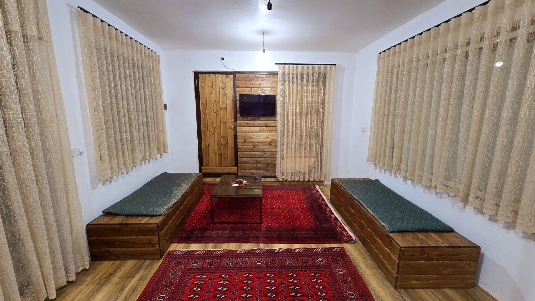 بوم گردی یک خوابه استخردار نیلای - هال کلبه
