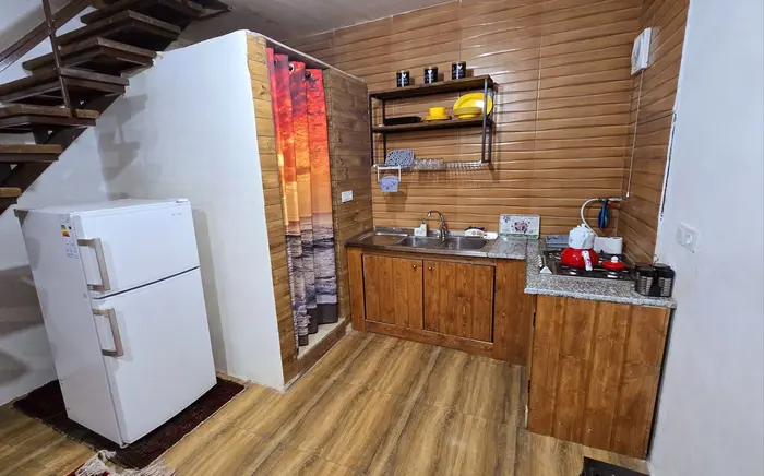 بوم گردی یک خوابه استخردار نیلای - آشپزخانه کلبه