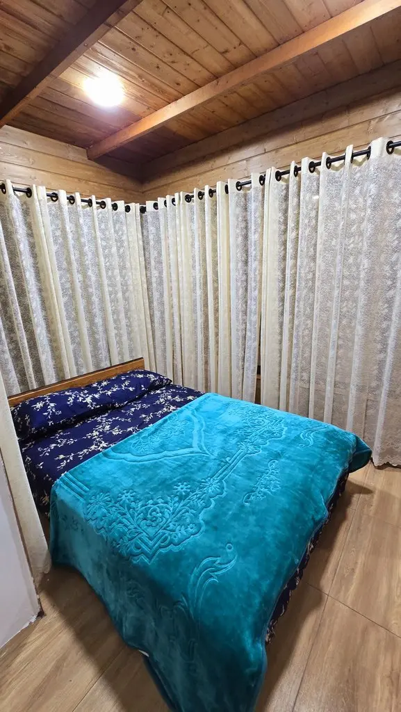 بوم گردی یک خوابه استخردار نیلای - اتاق خواب کلبه 