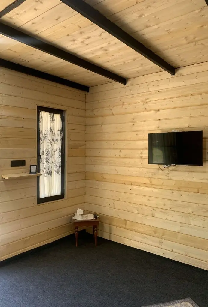 کلبه یک خوابه جنگلی دوبلکس اُم - پذیرایی