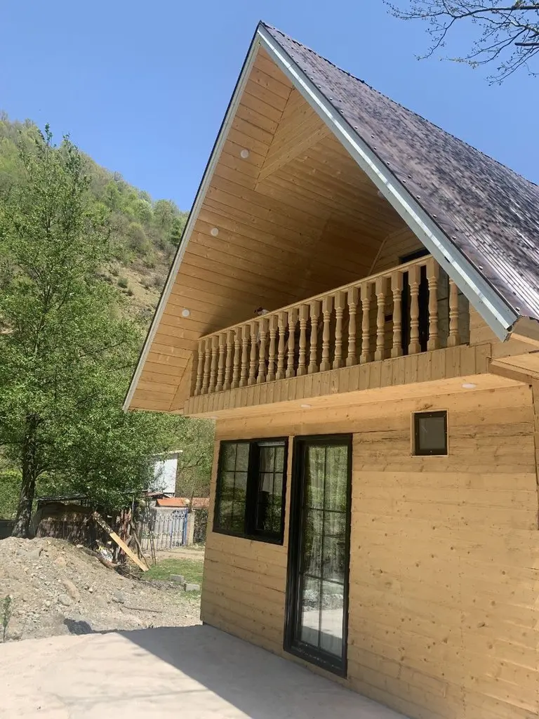 کلبه یک خوابه جنگلی دوبلکس اُم - نمای کلبه