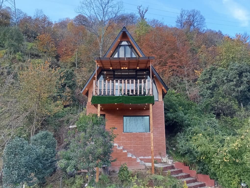 کلبه دوخوابه جنگلی استخردار رز قرمز