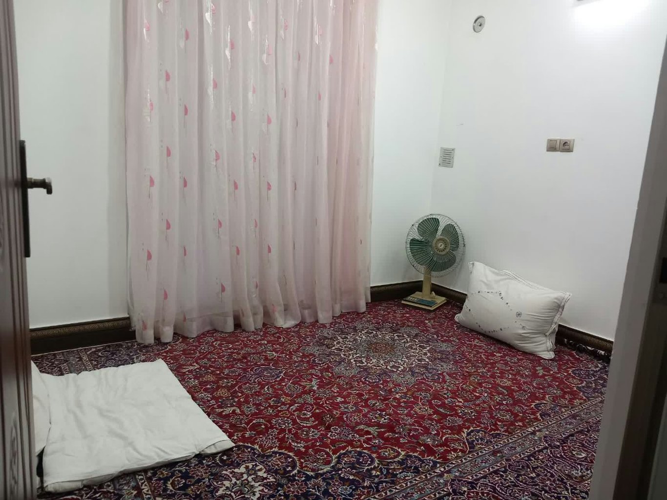 ویلا دوخوابه روستایی کنج - اتاق ۱ که به سمت تراس هست وحمام داخل این اتاق هست