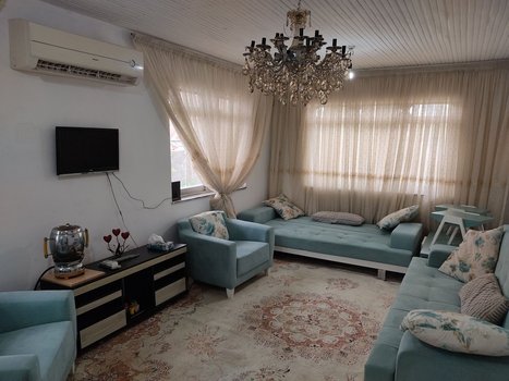 ویلا فلت گلستانه - دو دست مبل تختخواب شو کولر اسپیلت تلویزیون دور تا دور نورگیر 