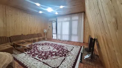 کلبه یک خوابه چوبی سرسبز