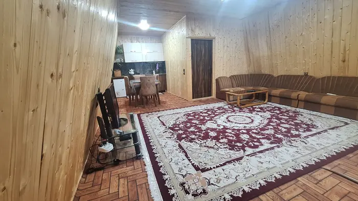 کلبه یک خوابه چوبی سرسبز