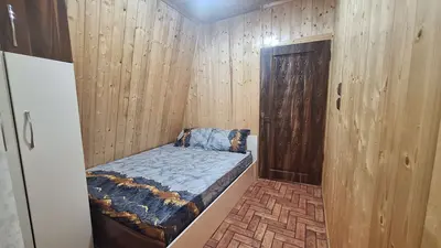 کلبه یک خوابه چوبی سرسبز