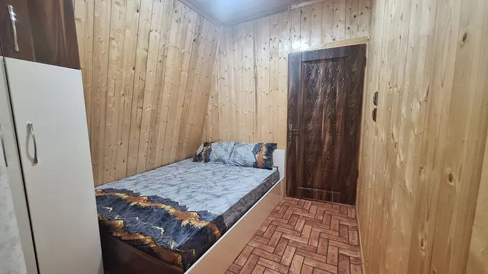 کلبه یک خوابه چوبی سرسبز