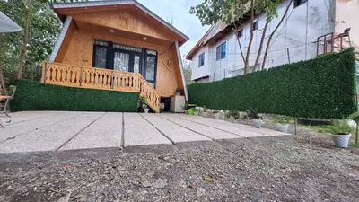 کلبه یک خوابه چوبی سرسبز