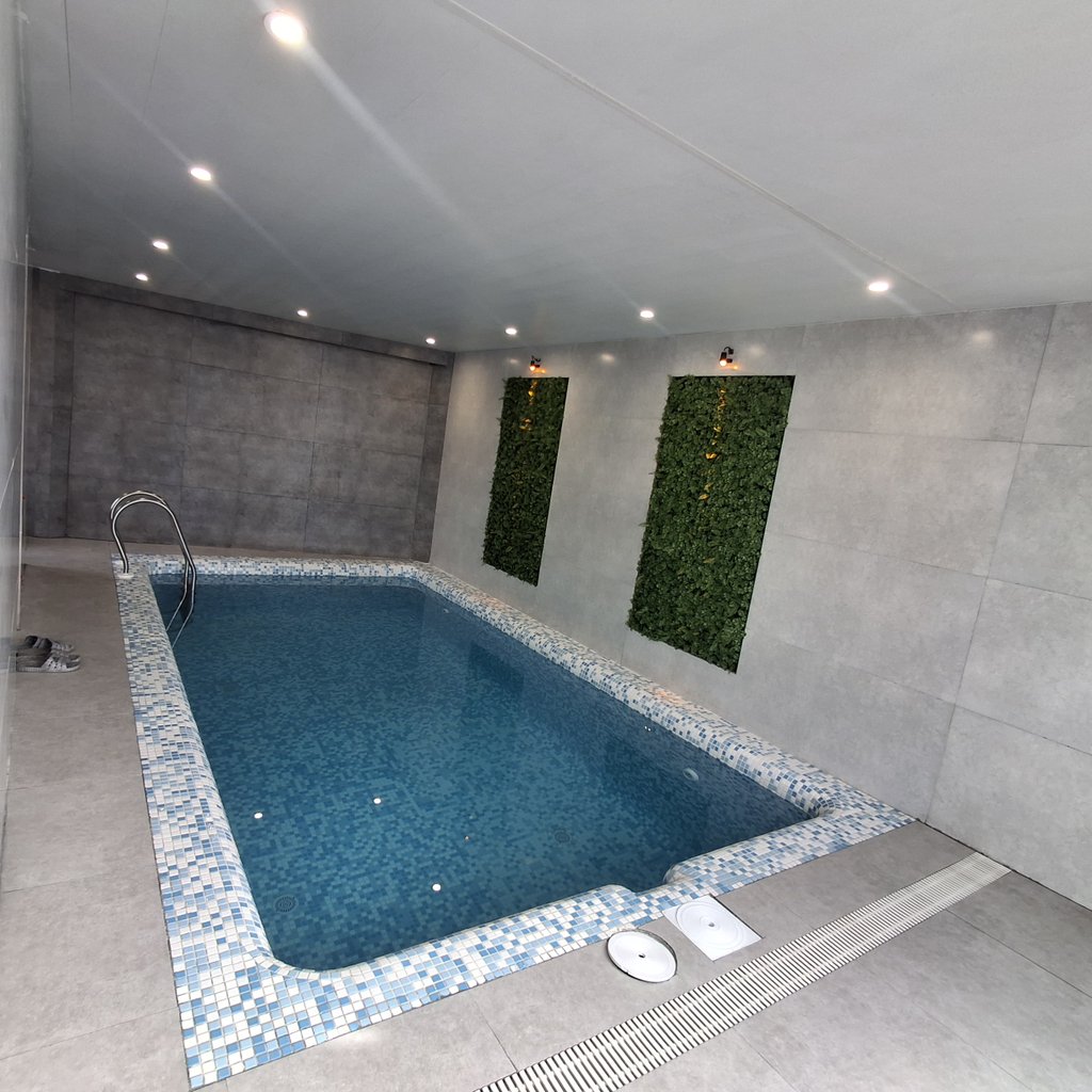 ویلا یک خوابه استخردار آبگرم صنوبر