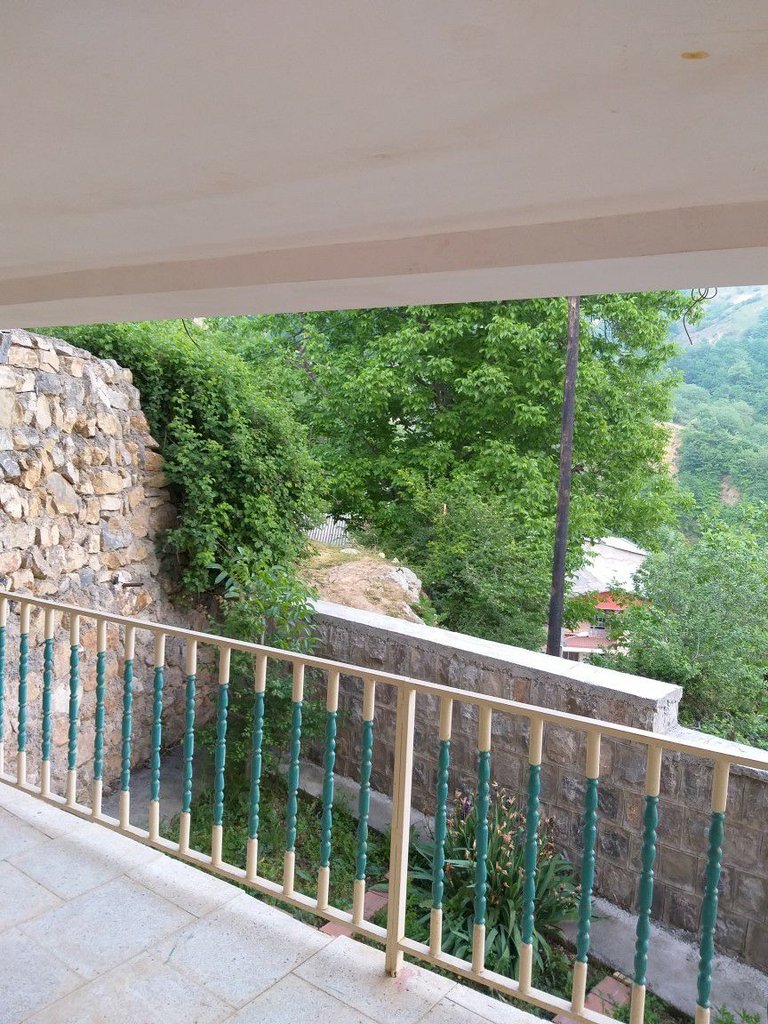 ویلا دوخوابه کوهستانی سرخدار - نمای زیبای سکوی طبق دوم