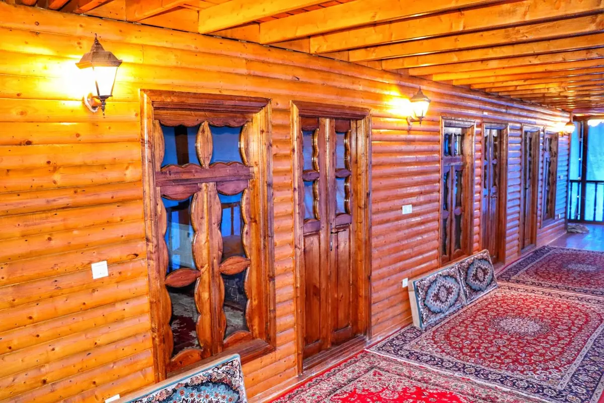 بوم گردی بام رودبار - واحد گیلان شاه - بالکن