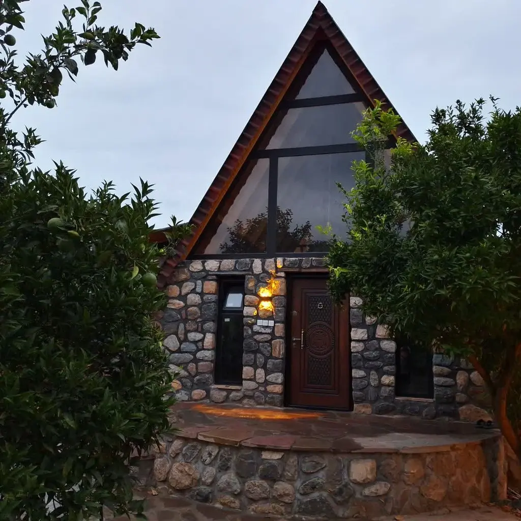 کلبه یک خوابه چکاوک - نمای شب