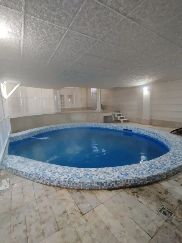 ویلا دوخوابه استخردار آبگرم کاخ سفید 1 - پ استخر سرپوشیده