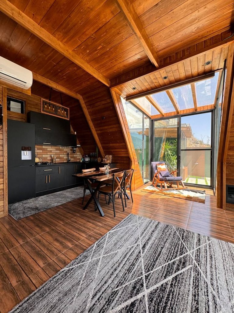 کلبه یک خوابه سوئیسی استار هوم - نور گیر همراه با سقف شفاف برای دیدن باران و برف و آفتاب