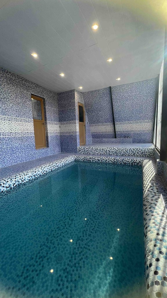 کلبه یک خوابه استخردار آبگرم سوئیسی یعقوبی