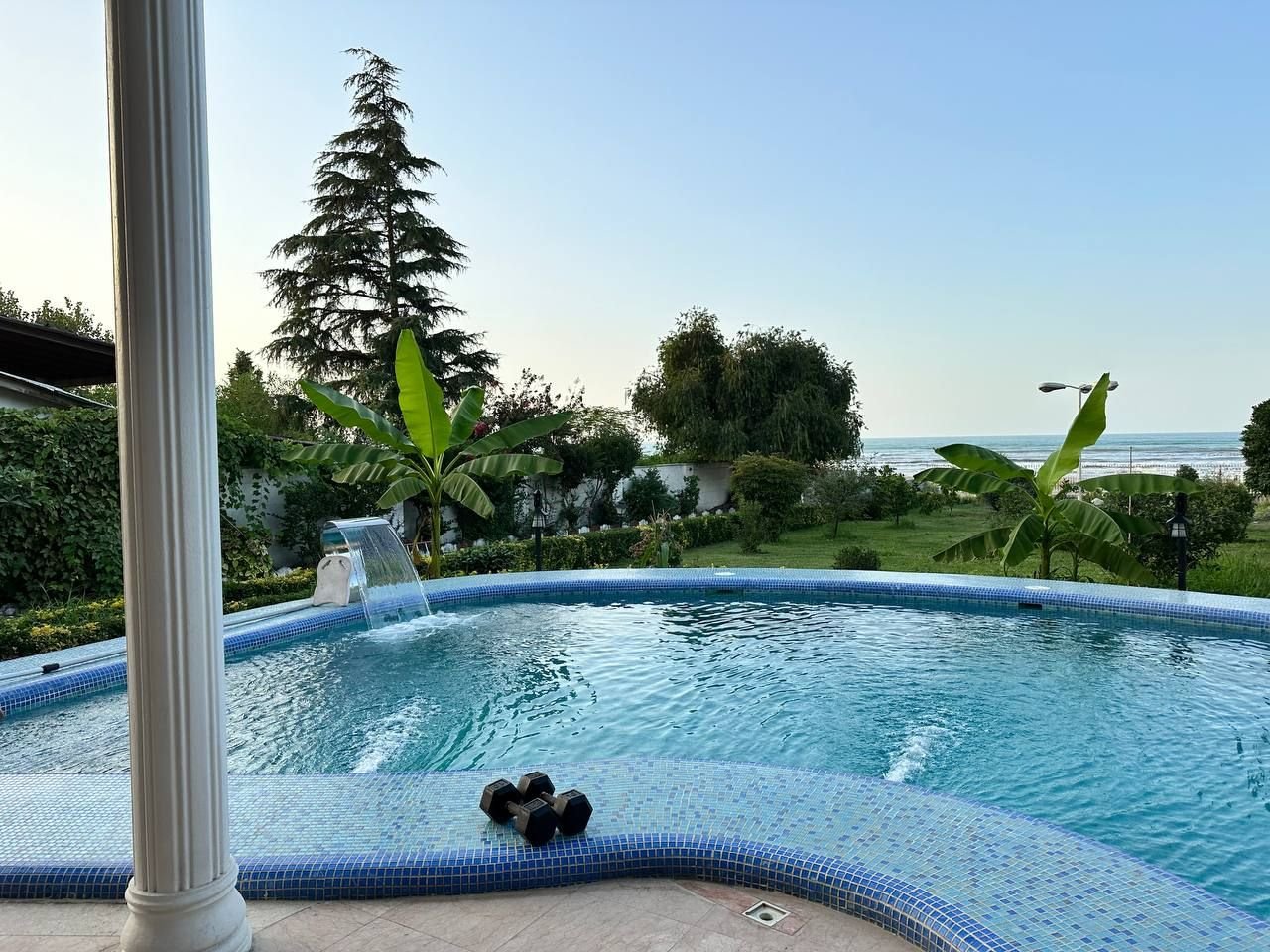 ویلا سه خوابه ساحلی استخردار آبگرم بالی