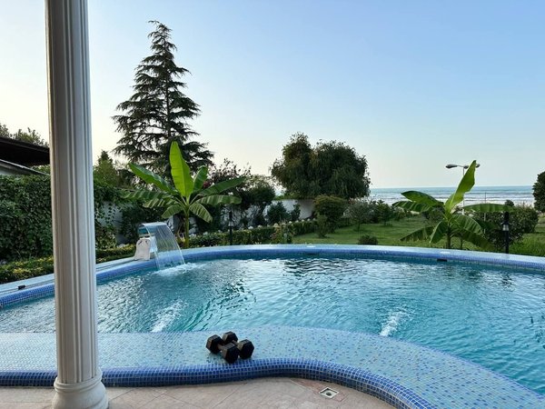 ویلا سه خوابه ساحلی استخردار آبگرم بالی - استخر روباز