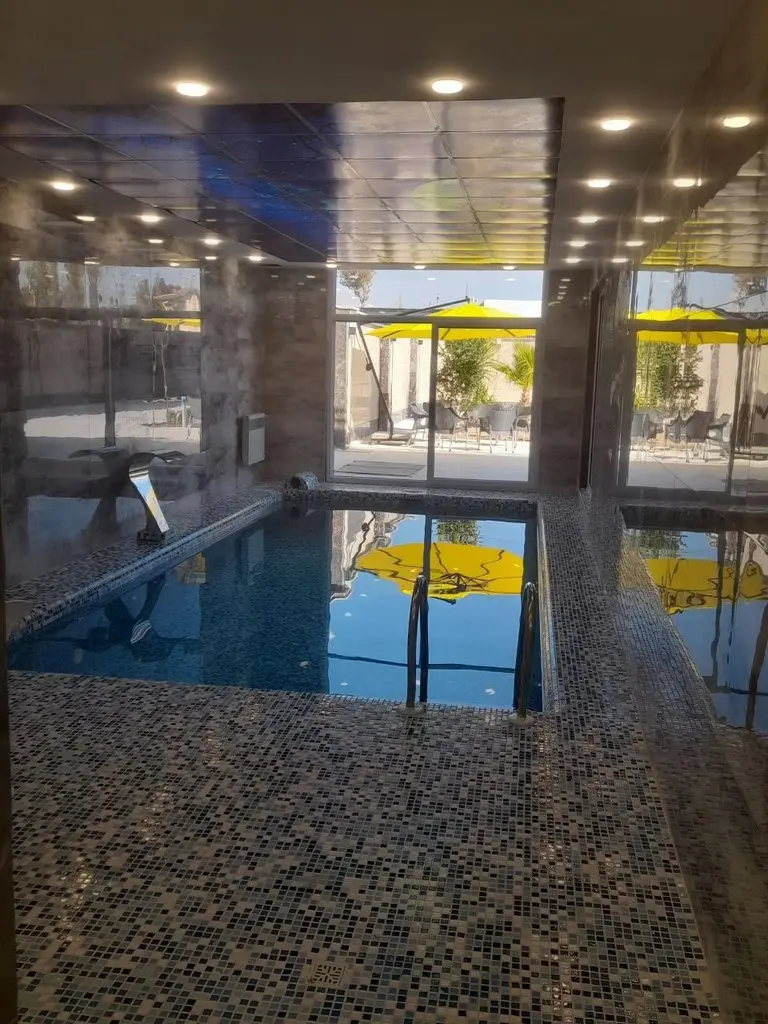 ویلا چهارخوابه استخردار آبگرم نگین